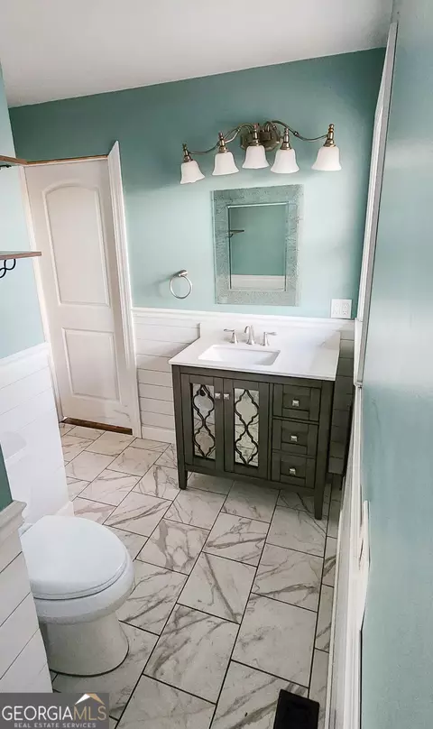 Bath - 308 Clearview Dr, Toccoa, GA 30577 photo 2 of 11