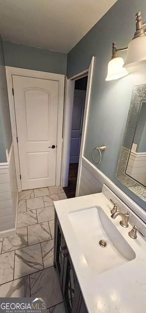 Bath - 308 Clearview Dr, Toccoa, GA 30577 photo 3 of 11