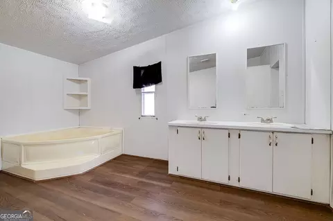 Bath - 162 Pearl Davis Rd, Springfield, GA 31329 photo 1 of 3
