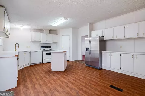 Kitchen - 162 Pearl Davis Rd, Springfield, GA 31329 photo 1 of 4