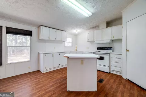 Kitchen - 162 Pearl Davis Rd, Springfield, GA 31329 photo 2 of 4