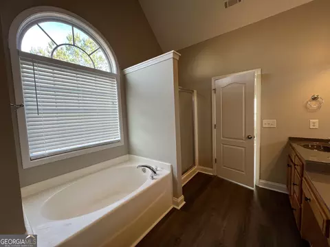 Bath - 207 N Pointe Dr, Lagrange, GA 30241 photo 2 of 3