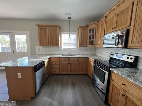 Kitchen - 207 N Pointe Dr, Lagrange, GA 30241 photo 2 of 2