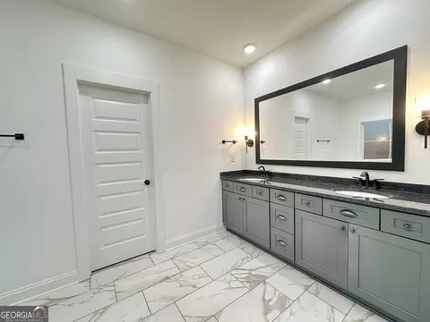 Bath - 219 S Smith Rd, Lagrange, GA 30241 photo 6 of 7