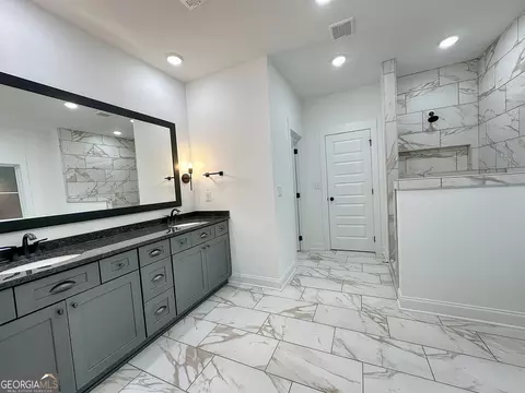 Bath - 219 S Smith Rd, Lagrange, GA 30241 photo 5 of 7