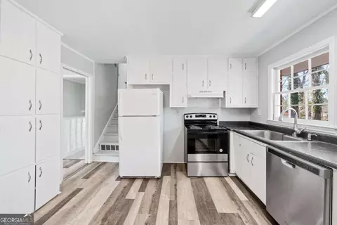 Kitchen - 6559 Allatoona Rd #19, Morrow, GA 30260 photo 2 of 2
