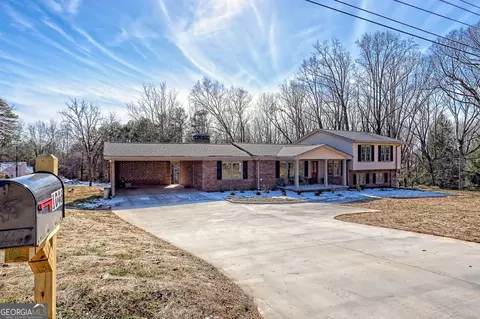 1046 Talmadge Dr, Toccoa, GA 30577