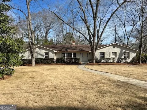 8 Woodland Dr, Newnan, GA 30263