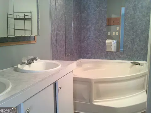 Bath - 1612 N Hicks Rd, Toccoa, GA 30577 photo 2 of 4