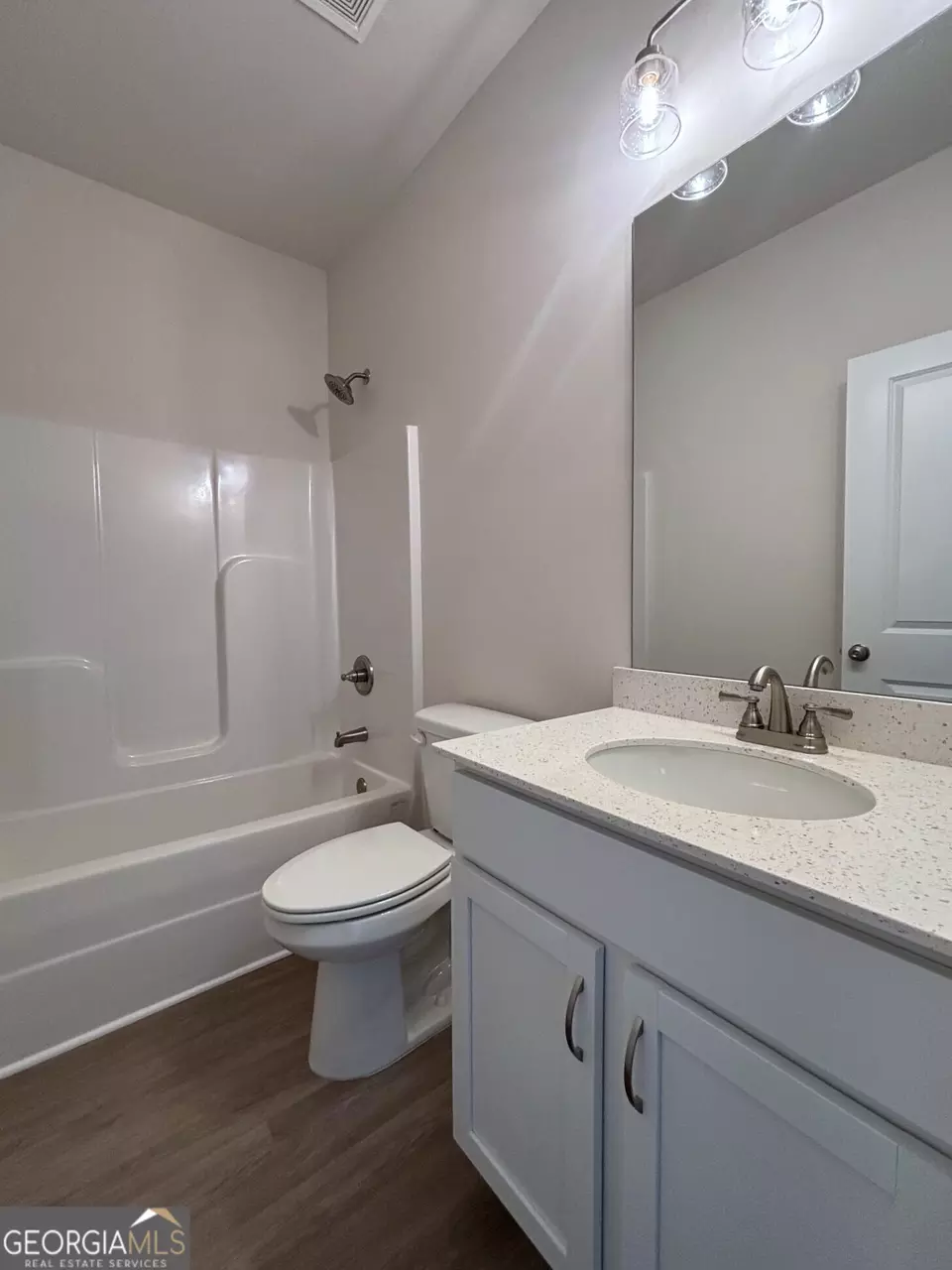 Bath - 90 Village Ct #10, Cleveland, GA 30528 photo 1 of 3