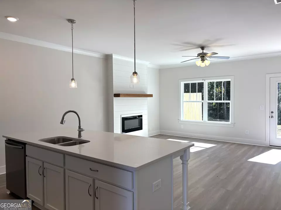 Living - 90 Village Ct #10, Cleveland, GA 30528 photo 2 of 4