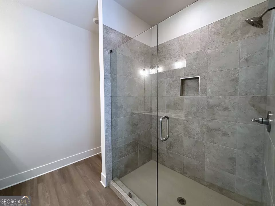 Bath - 90 Village Ct #10, Cleveland, GA 30528 photo 2 of 3