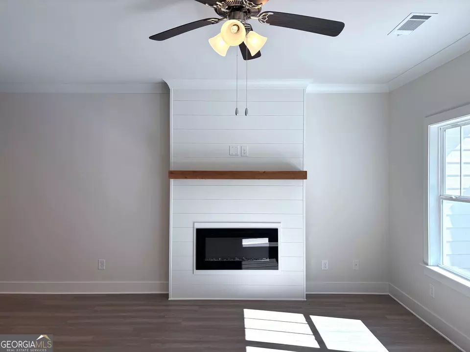 Living - 90 Village Ct #10, Cleveland, GA 30528 photo 3 of 4