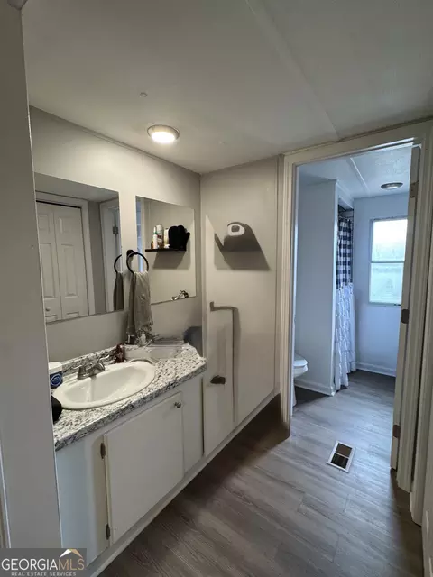 Bath - 530 Dot Rd, Bowdon, GA 30108 photo 2 of 3