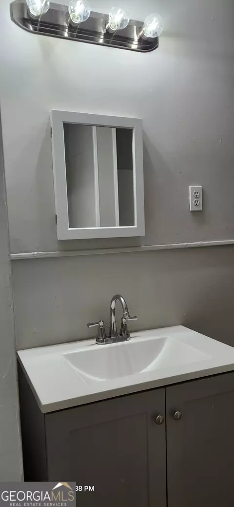 Bath - 407 E Pine St, Vienna, GA 31092 photo 2 of 4