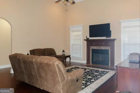 Living - 202 Stacy Ln, Warner Robins, GA 31088 photo 1 of 2