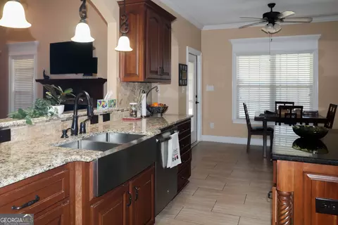 Kitchen - 202 Stacy Ln, Warner Robins, GA 31088 photo 4 of 5