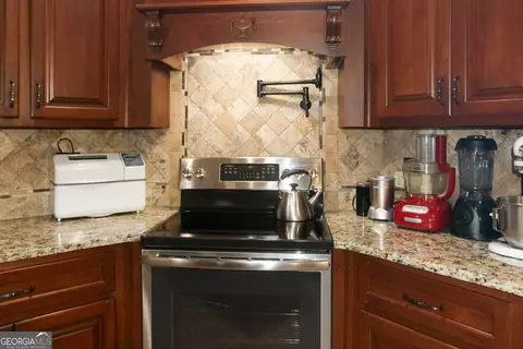 Kitchen - 202 Stacy Ln, Warner Robins, GA 31088 photo 3 of 5