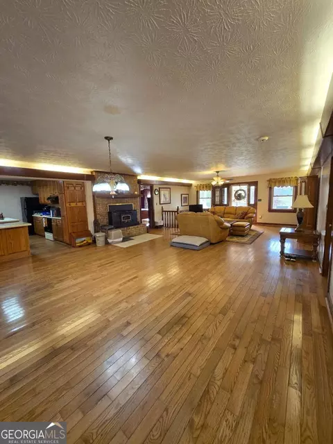 Living - 5550 Highway 212, Covington, GA 30016 photo 4 of 8