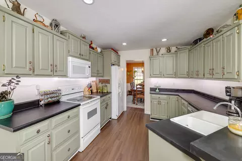 Kitchen - 469 Old Roanoke Rd, Lagrange, GA 30240 photo 2 of 4