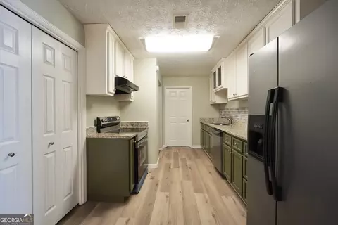 Kitchen - 2011 Highway 36 E, Milner, GA 30257 photo 1 of 2