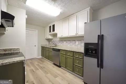 Kitchen - 2011 Highway 36 E, Milner, GA 30257 photo 2 of 2