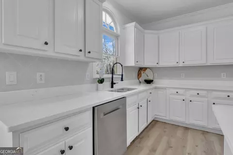 Kitchen - 155 Hedgewick Way, Tyrone, GA 30290 photo 3 of 8