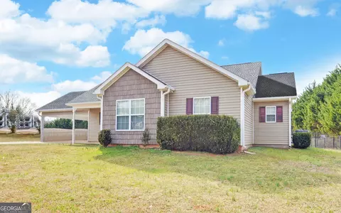 56 Summit Ln, Carnesville, GA 30521