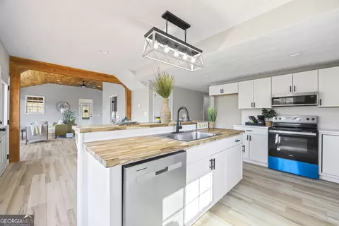 Kitchen - 2894 Chase Rd, Cornelia, GA 30531 photo 10 of 13