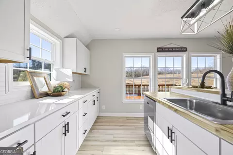 Kitchen - 2894 Chase Rd, Cornelia, GA 30531 photo 7 of 13