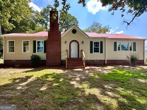 131 W Howell St W, Hartwell, GA 30643