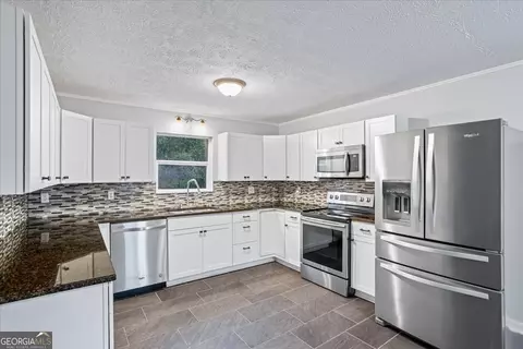 571 Lakeside Rd, Williamson, GA 30292