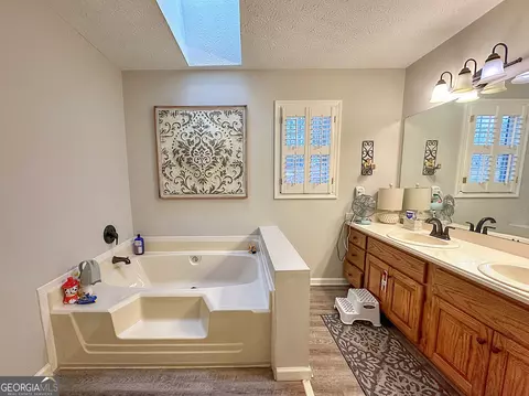 Bath - 107 Colonial Ct, Lagrange, GA 30240 photo 2 of 5