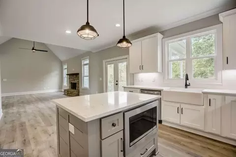 Kitchen - 105 Bob White Dr, Calhoun, GA 30701 photo 6 of 7