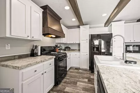 Kitchen - 4325 Settlement Rd, Register, GA 30452 photo 3 of 3