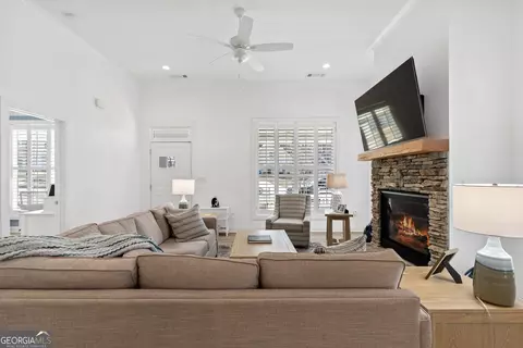 Living - 746 Markhams Dr, Madison, GA 30650 photo 2 of 3