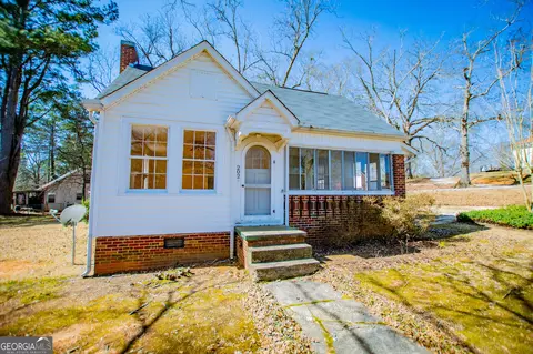 202 Almon St, Heflin, AL 36264