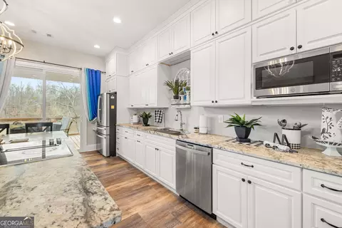Kitchen - 1194 Aderhold Rogers Rd, Commerce, GA 30530 photo 2 of 4