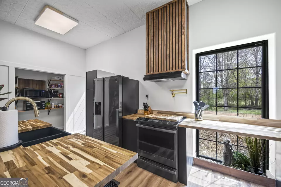Kitchen - 356 W Oak Grove Rd NW, Adairsville, GA 30103 photo 8 of 10