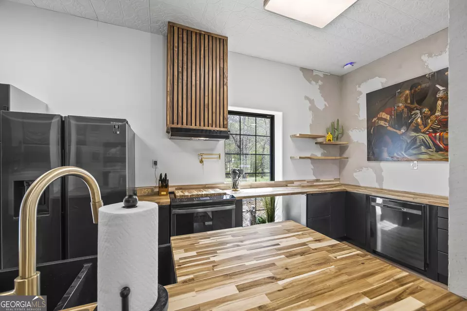 Kitchen - 356 W Oak Grove Rd NW, Adairsville, GA 30103 photo 7 of 10