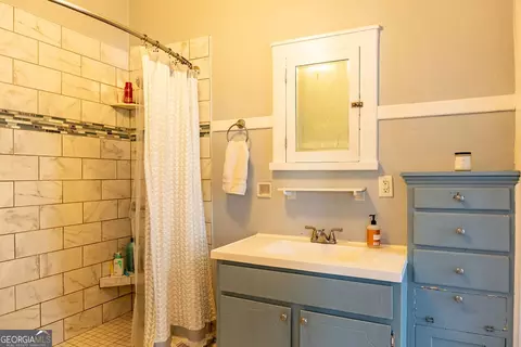 Bath - 297 Corbin Ave, Macon, GA 31204 photo 2 of 4