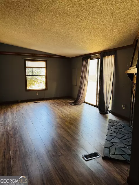Living - 2067 Bartley Rd, Lagrange, GA 30240 photo 2 of 7