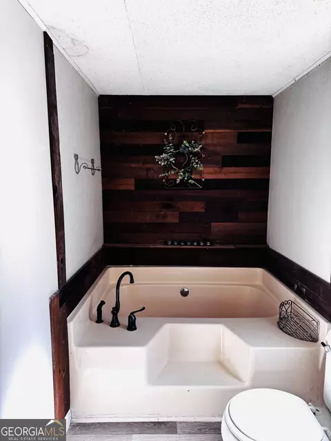 Bath - 2067 Bartley Rd, Lagrange, GA 30240 photo 3 of 4