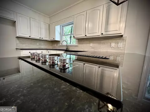 Kitchen - 122 White Oak Cir, Dublin, GA 31021 photo 13 of 13