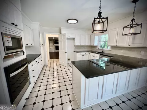 Kitchen - 122 White Oak Cir, Dublin, GA 31021 photo 12 of 13