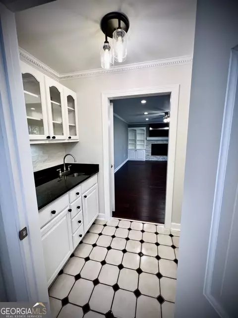 Entry Way - 122 White Oak Cir, Dublin, GA 31021 photo 3 of 8