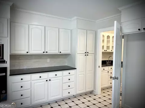 Kitchen - 122 White Oak Cir, Dublin, GA 31021 photo 5 of 13