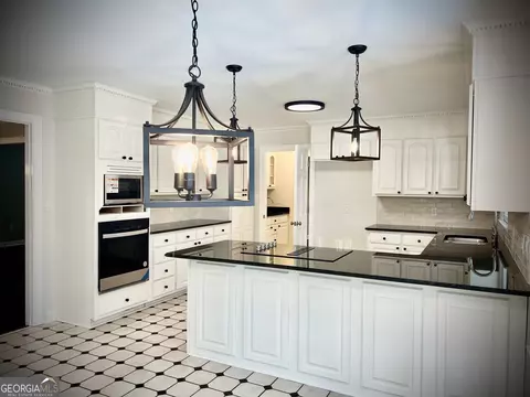Kitchen - 122 White Oak Cir, Dublin, GA 31021 photo 2 of 13