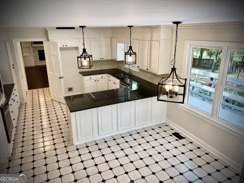Kitchen - 122 White Oak Cir, Dublin, GA 31021 photo 9 of 13
