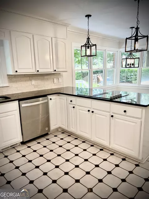 Kitchen - 122 White Oak Cir, Dublin, GA 31021 photo 6 of 13